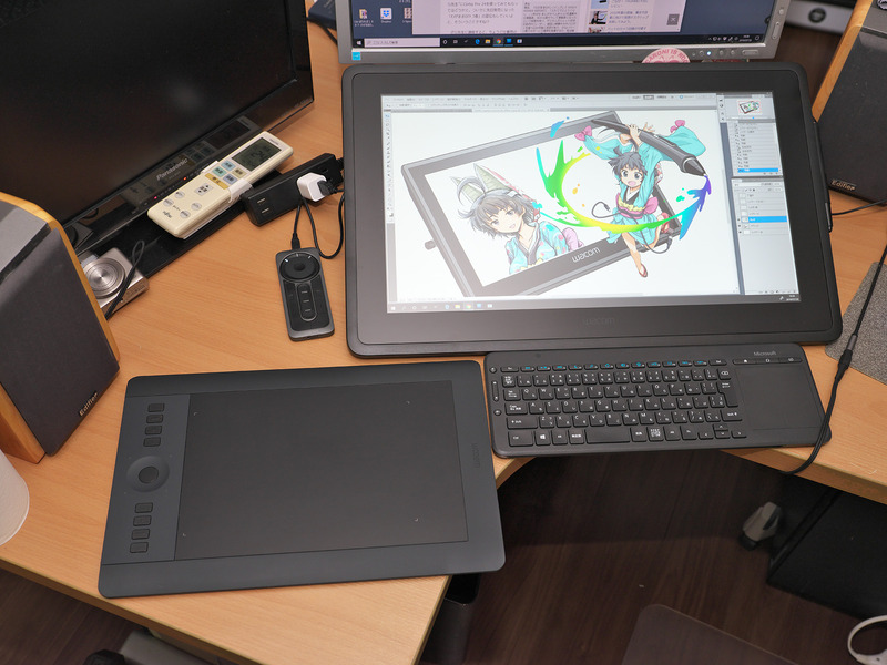 先生が普段使っている板タブ(Intuos Pro Medium)と比較すると、ペンの読取可能範囲は4倍近い差がある。手を動かす範囲も違えば、目を向ける方向も違うので、一度慣れるともとの板タブ感覚を取り戻すのがたいへんとのこと