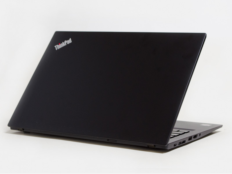 斜め後ろから。ロゴはThinkPadのみ。iの点の部分が赤く点灯/点滅。後ろ側面にmicroSDカードスロット