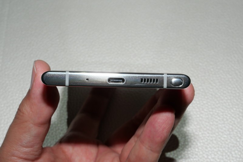 下部側面にはUSB Type-CとS Pen収納スペースが用意され、従来まであったヘッドフォン端子は省かれている