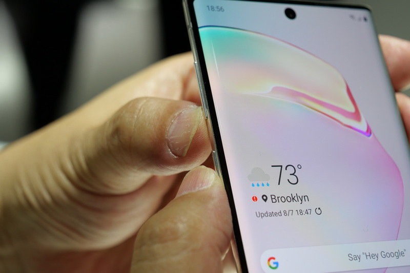 電源のコントロールは、下とBixby Voiceボタンを同時長押しで行う