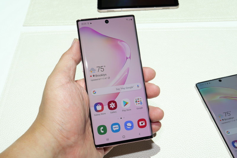 Galaxy Note 10は、筆者の手にはちょうどいい大きさで、かなり軽く感じる