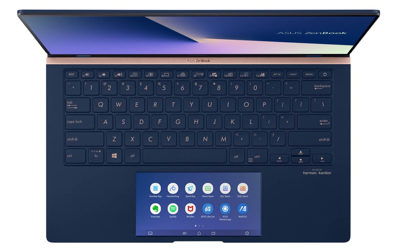 ZenBook 15(右)はテンキーを搭載する。写真は英語キーボードだが、国内では日本語キーボード版が販売される
