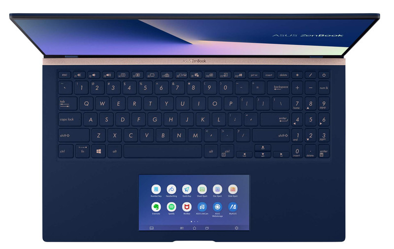 ZenBook 15(右)はテンキーを搭載する。写真は英語キーボードだが、国内では日本語キーボード版が販売される