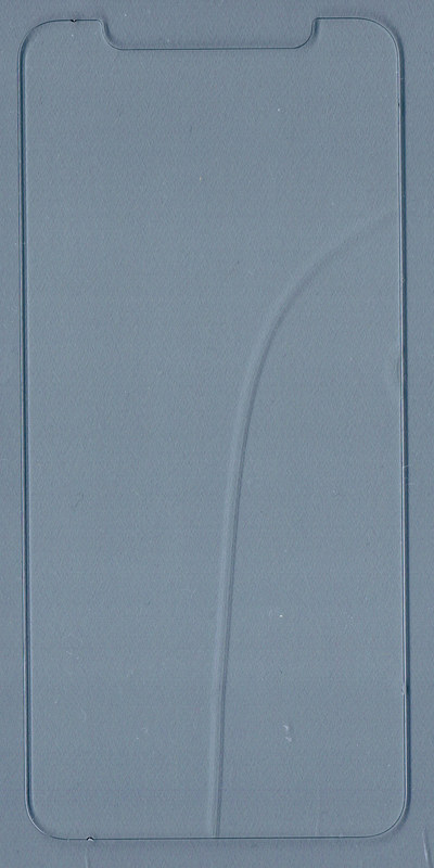 右中央から下にかけて大きな亀裂が入っており、見た目はあまりよろしくない。ただし傷はエッジ部分を除けばほぼ無傷で、指への引っ掛かりはないため、継続利用は可能だ。<BR>評価：★★★★☆