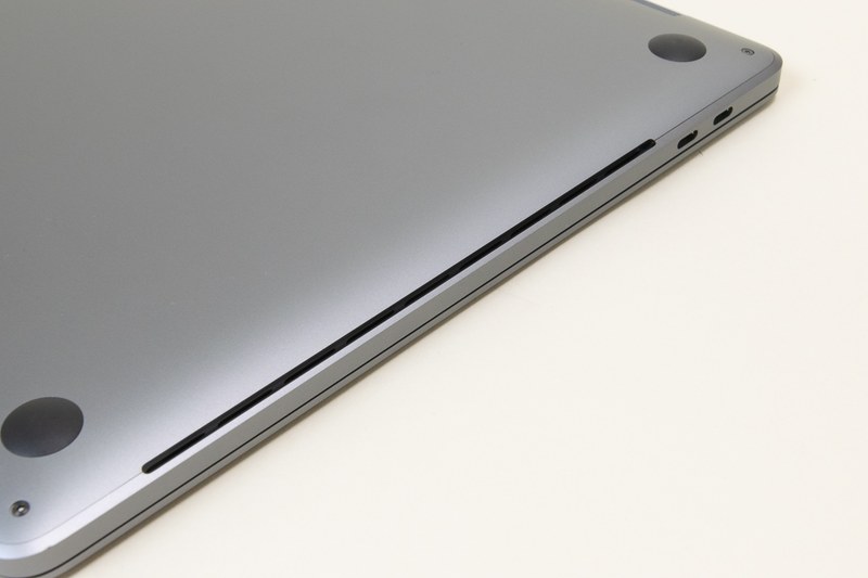 吸気用のスリットを両側面に備えている。排気は液晶とヒンジの間にできたスペースから行なう