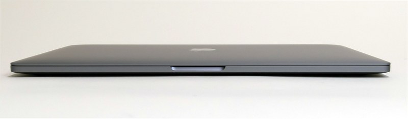 薄型設計ゆえに筐体前部と後部にはなんのインターフェイスも組み込まれていない