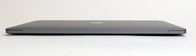 薄型設計ゆえに筐体前部と後部にはなんのインターフェイスも組み込まれていない