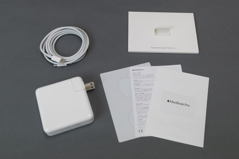 充電用に87W出力のACアダプタと、USB Type-Cケーブルが付属する。それ以外の付属品はステッカーと超簡単なマニュアル、PCリサイクル用のステッカー等が同梱されるのみ