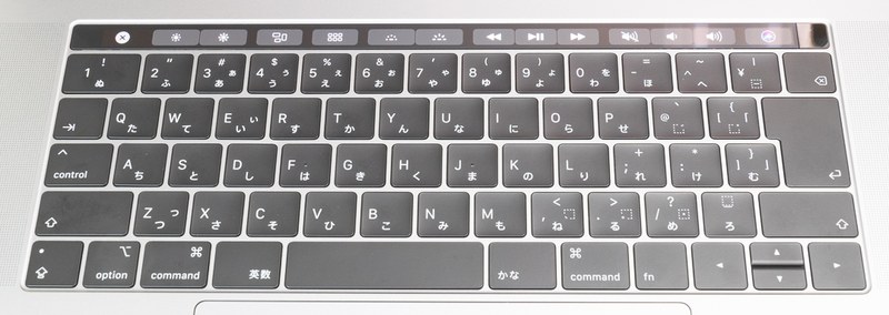 ファンクションキー部は「Touch Bar」なので、物理ボタンはない。打鍵感がないのでここも好みが分かれるところ