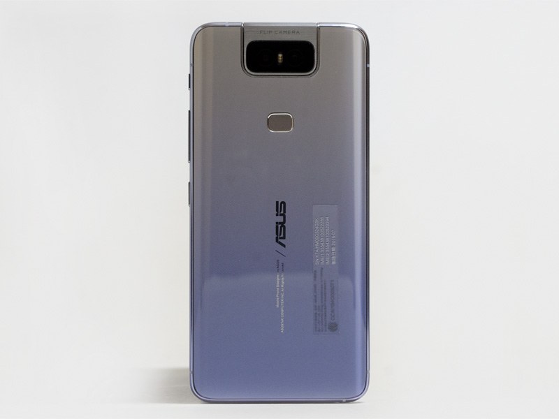 背面。トワイライトシルバー。中央上に本機独自の「フリップカメラ」。その下に指紋センサー