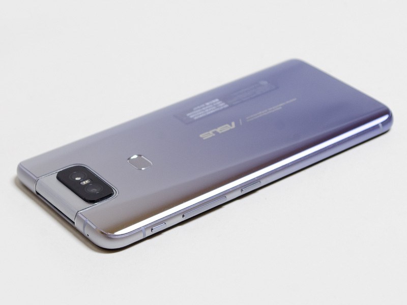 右側面、上から順にスマートキー、音量±ボタン、電源ボタン