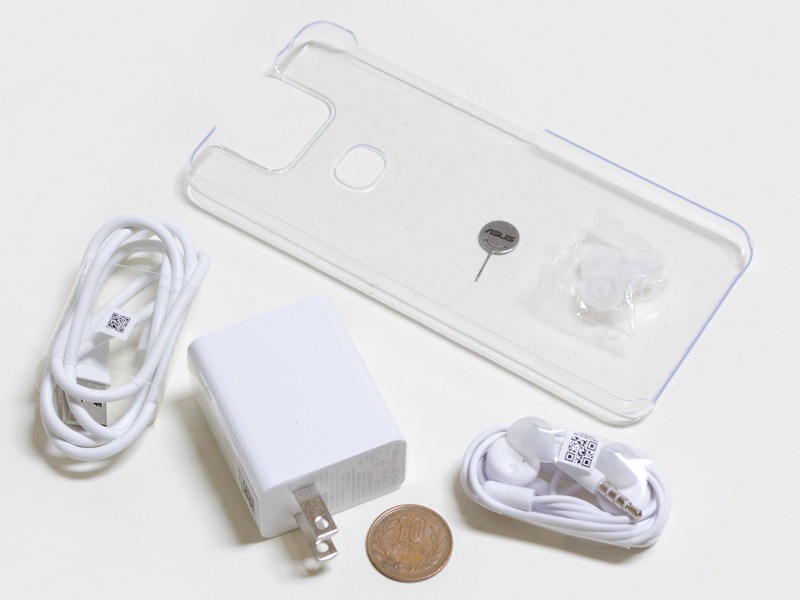 付属品。ソフトケース、ACアダプタ(サイズ約50×40×25mm、重量57g、出力5V/2A,9V/2A)、USBケーブル、イヤフォンとイヤーパッド