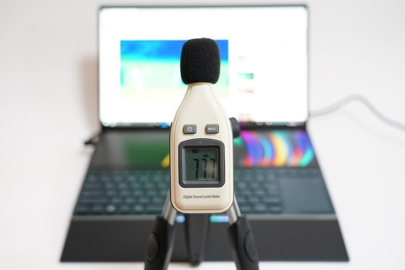 YouTubeで公開されている「前前前世(movie ver.) RADWIMPS MV」を最大ボリュームで再生したさいの音圧レベルは最大77.7dB(50cmの距離で測定)