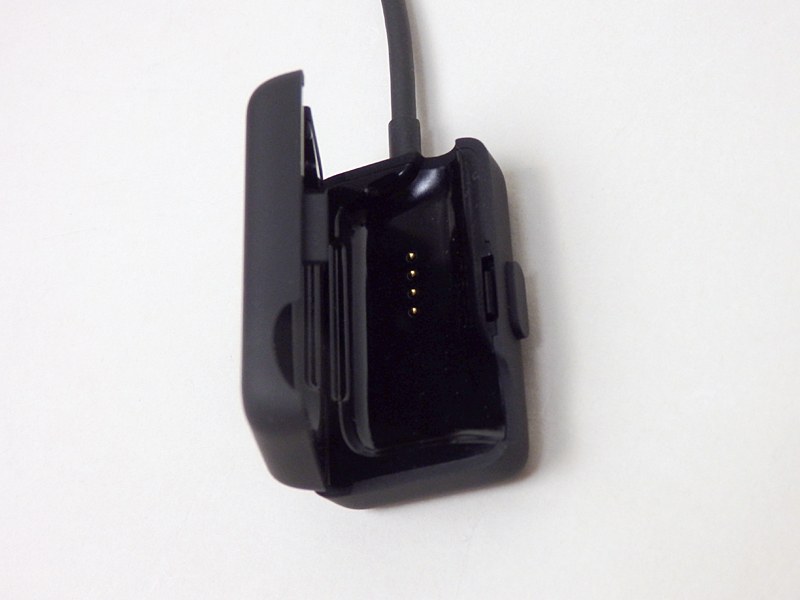 ポゴピンのため、カプラーを用いてPCと接続する