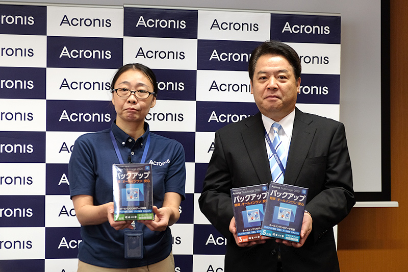 左からアクロニス・ジャパン株式会社 プロダクトマーケティングマネージャー 村上憲子氏、同社 ディストリビューション営業統括部 統括部長 安倍正人氏