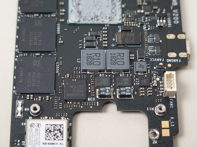 CPU右側の2フェーズのつくりは新旧モデルよく似ている。コントローラはMonolithic Power Systemsの「MP2939」だ