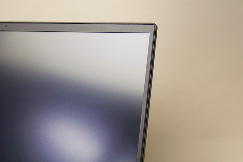 狭額縁仕様で、左右の幅は6mm程度。ゲームの没入感はいやが上にも高まる