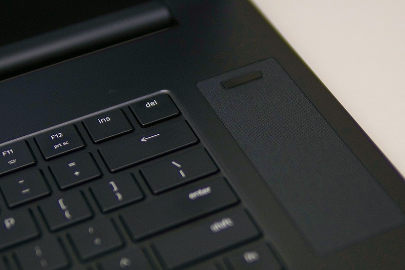 テンキーを廃し、かわりにスピーカーに大きく面積を割いている