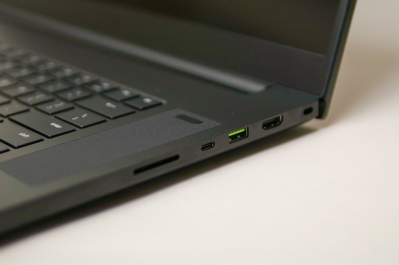 右側面にSDカードスロット、Thunderbolt 3対応USB Type-C、USB、HDMI