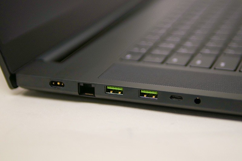 左側面に電源、2.5Gbps Ethernet、USB×2、USB Type-C、音声入出力