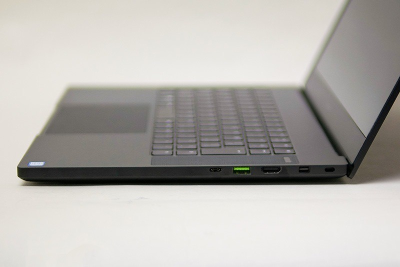 右側面にUSB Type-C、USB、HDMI、Mini DisplayPort