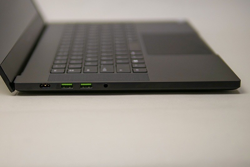 左側面に電源、USB×2、音声入出力