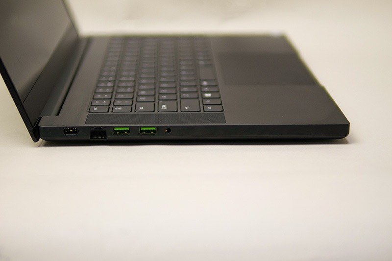 左側面に電源、Ethernet、USB×2、音声入出力