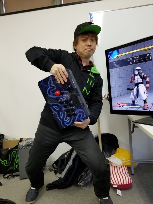 このアーケードコントローラもRazer製。こんな格好でEVO会場をふらついていると声を掛けられたり、じろじろ見られたりする。Razerブランドの人気ぶりは侮りがたし