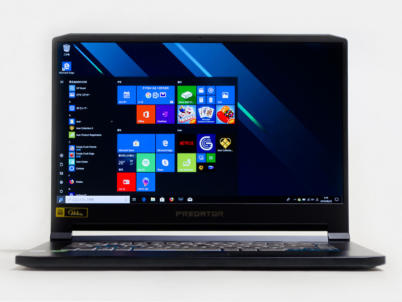 パネルは狭額縁。中央上にWebカメラ。前側面はなにもない