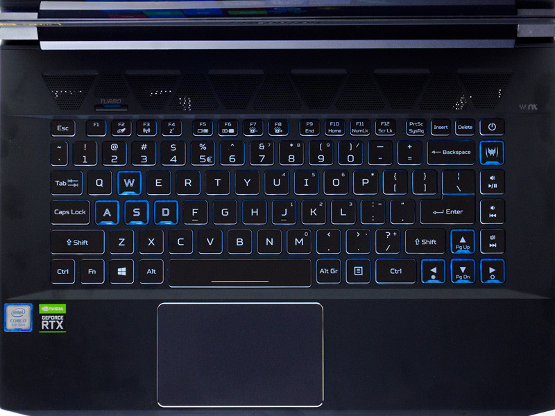 英語配列でテンキーなしのアイソレーションタイプ。RGBバックライト付き。タッチパッドは1枚プレート型