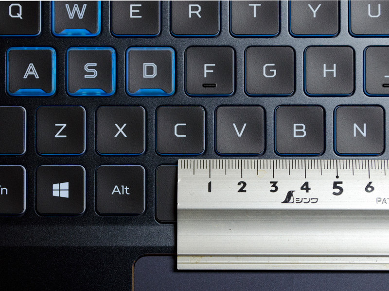 キーピッチは実測で約19mm。フットプリントに余裕があるためいびつな並びやピッチはない