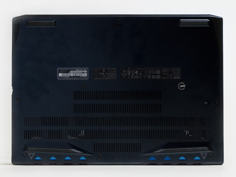 四隅にゴム足。手前左右のスリットにスピーカー。メモリやストレージにアクセスできる小パネルはない