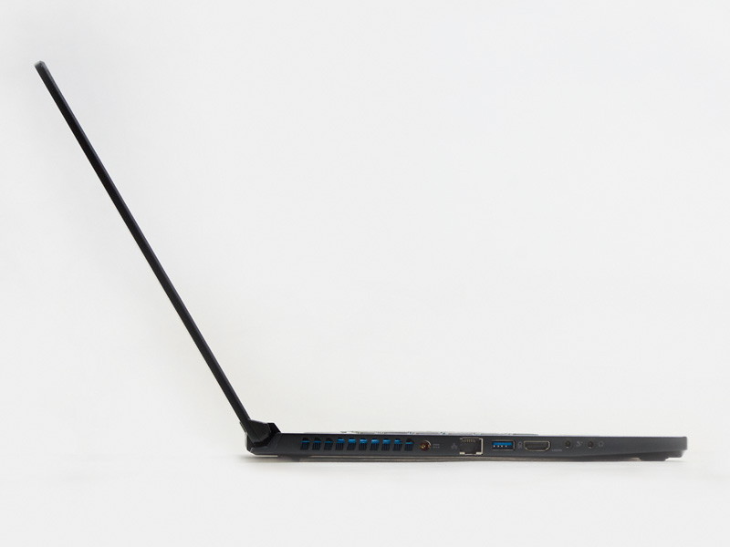 スペックのわりに薄型なのがわかる