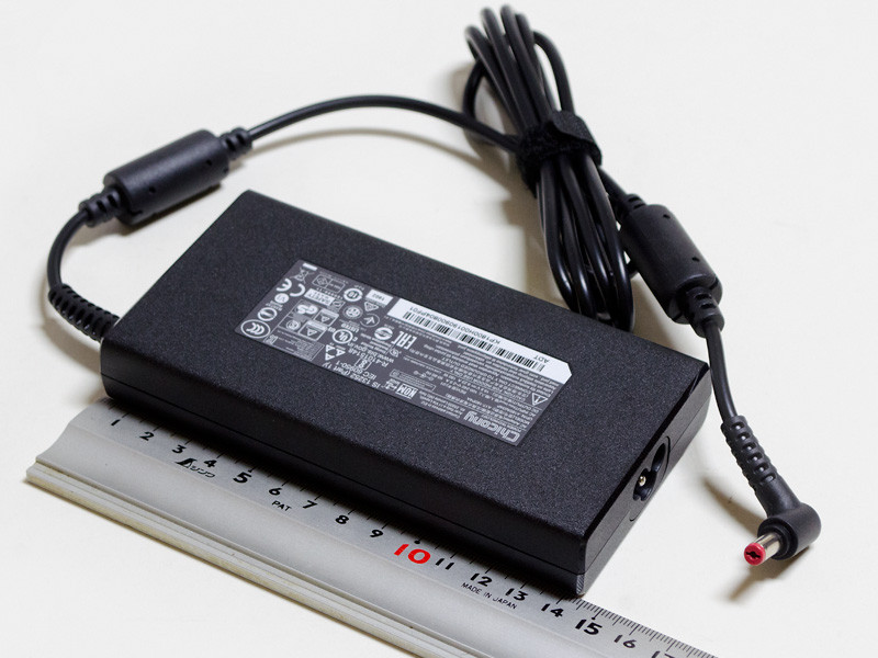 付属のACアダプタ。サイズは143×72×22mm(幅×奥行き×高さ)、重量505g、出力は19.5V/9.23A