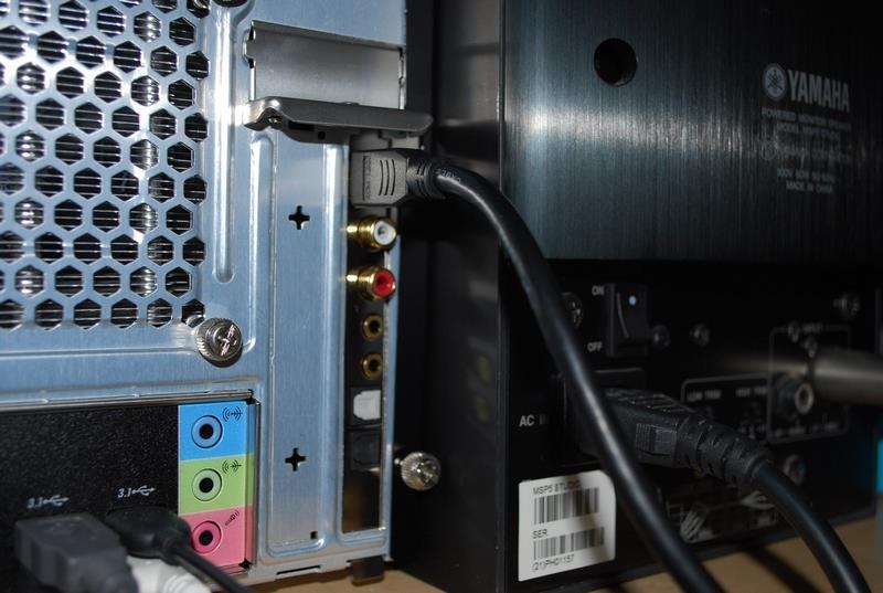 背面から外付けユニットにケーブルで接続する