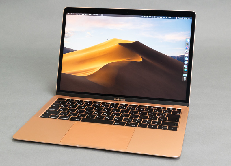 13.3インチのTrue Toneテクノロジ対応Retinaディスプレイを備えた「MacBook Air」の2019年モデル。Apple Storeでは上位下位の2機種が用意されているが、差異はSSD容量だけにどとまる。筐体カラーはスペースグレー、シルバー、ゴールド(写真)の3種類