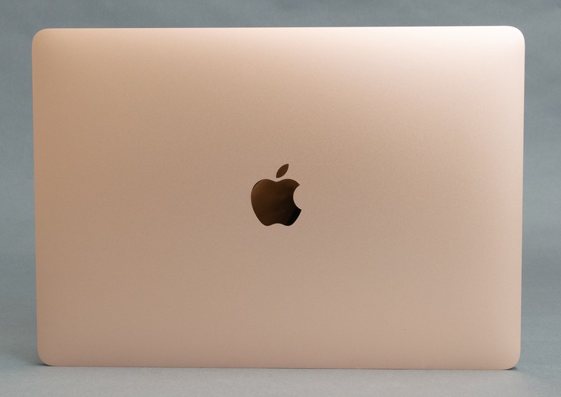 天板には鏡面仕上げのAppleのシンボルのみ、ハッチ1つない底板とデザインはきわめてシンプル。こういったデザインの好きな人にはたまらない