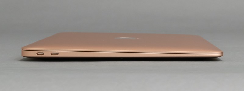 左側面にはThunderbolt 3を2ポート配置。USB Aケーブルを直接接続する周辺機器は、別途USB Type-Cハブを利用することで対応しよう。どちらのポートも充電やディスプレイ出力に対応している