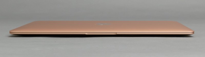 前面や背面にはなにもない。薄型筐体だから当然と言えるが……