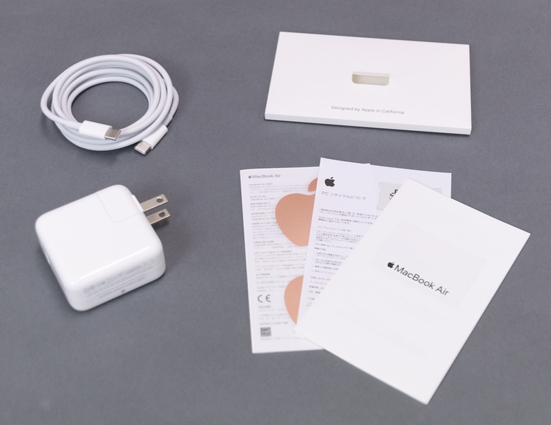 付属品一式。紙の説明書は最低限のことしか記述しないおなじみのスタイル