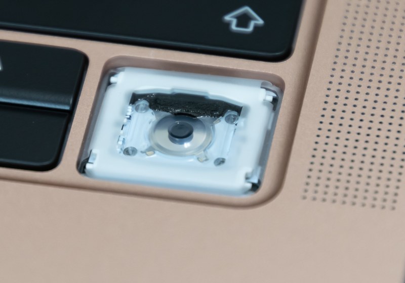 バタフライ構造の欠点であるゴミの侵入を防ぐための素材を改善。現行MacBook Proと同じものが使われている