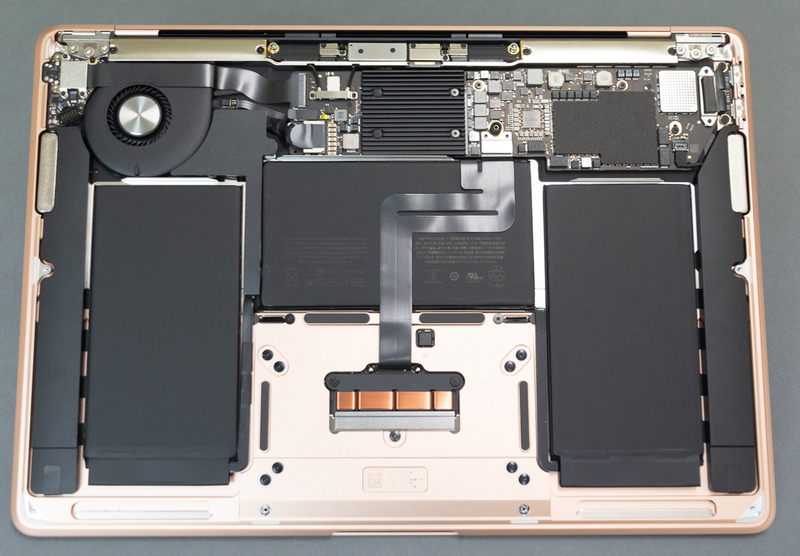 MacBook Airの内部。薄型&軽量化のためにSSDやメモリはすべてオンボード実装となる。筐体の大半はバッテリスペースで占められており、ロジックボード(自作PC界隈でいうマザーボード)は筐体の片隅に凝縮されている。Thunderbolt 3ポートが片方にしかないのはこのためだ