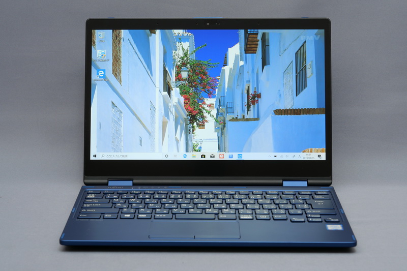 ディスプレイを開いて正面から見た様子。シンプルなデザインでLIFEBOOK UHシリーズに似た印象だ