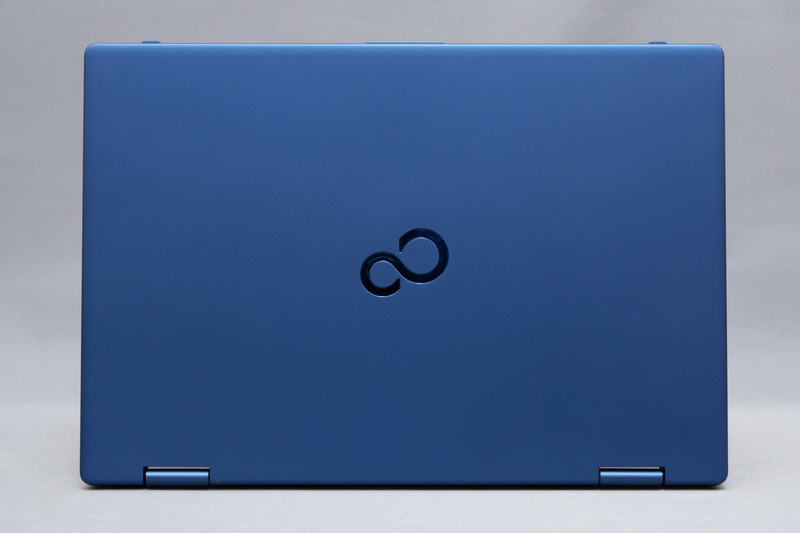 天板はフラットで、中央のロゴも控えめ。カラーはブライトメタリックブルーで、深みのあるブルーは存在感がある