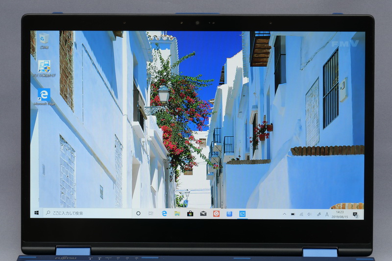 フルHD表示対応の13.3型IGZO液晶を採用。左右のベゼル幅が狭められている