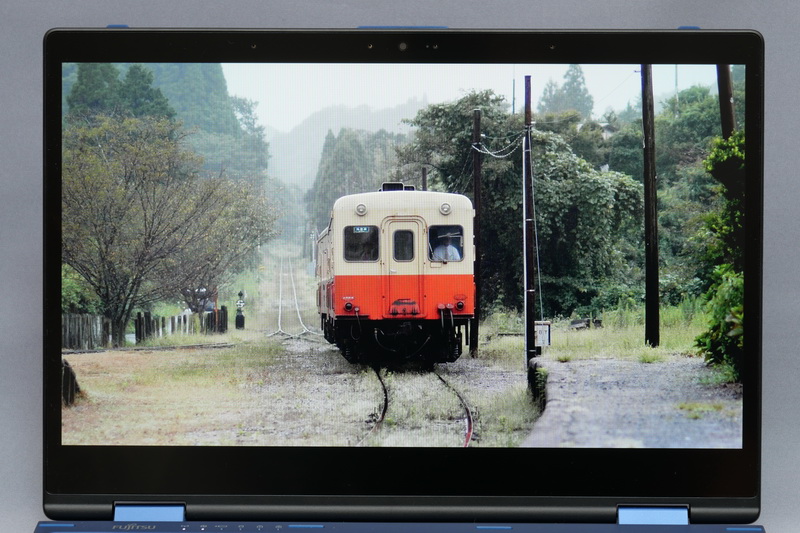 パネルの種類は非公開だが、IGZO液晶らしく発色は鮮やか。表面は非光沢処理で外光の映り込みも気にならない