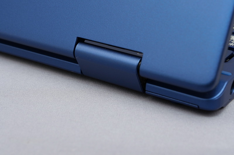 ディスプレイが360度開閉する2in1仕様ということで、2軸のヒンジを採用