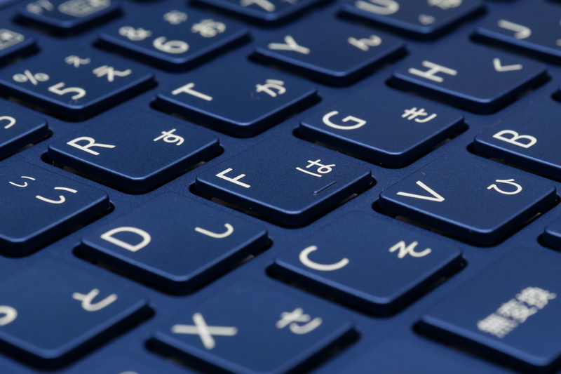 ストロークは約1.7mmと十分に深い。しっかりとしたクリック感もあり打鍵感も良好だ