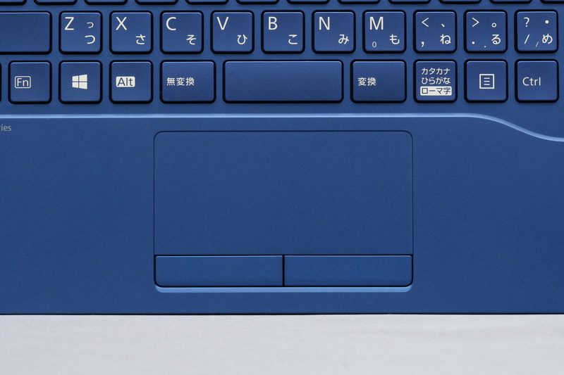 タッチパッドは良好な使い勝手も、クリックボタンが堅い点はかなり気になる