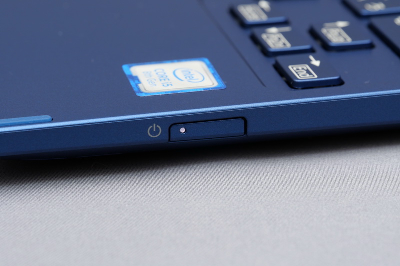 電源ボタンは右側面に配置